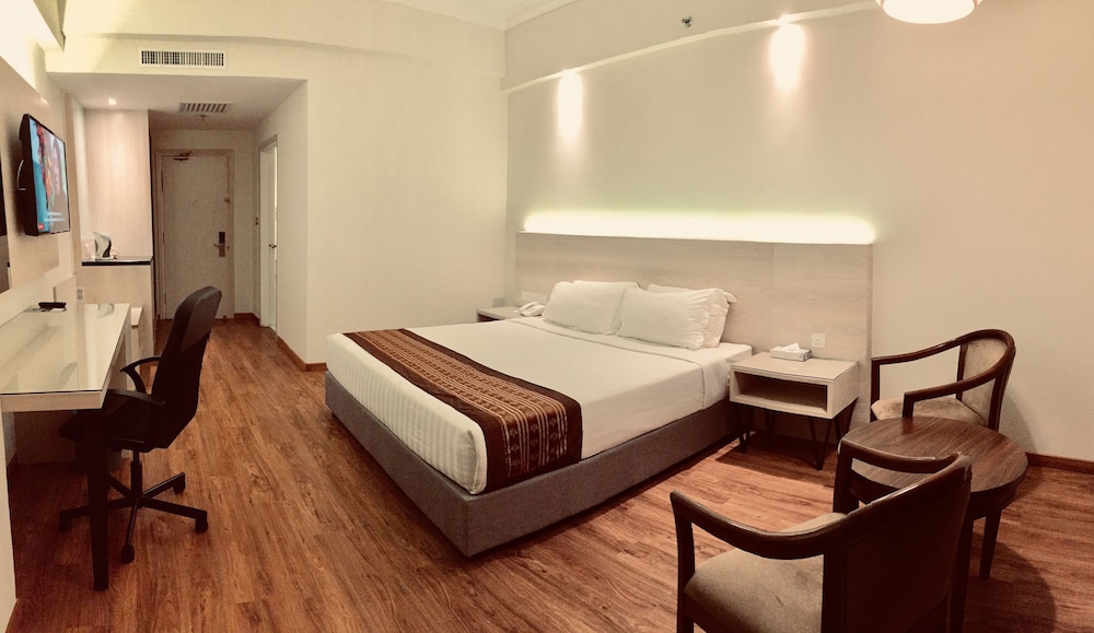 CRYSTAL CROWN HOTEL 37/62
