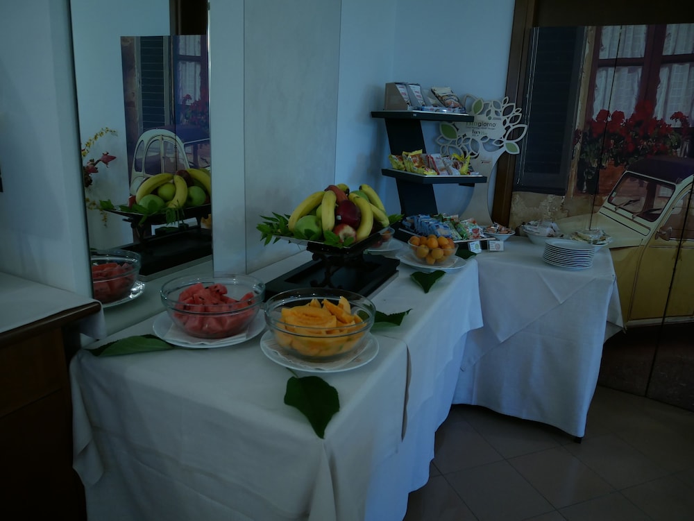 restaurant cafeteria