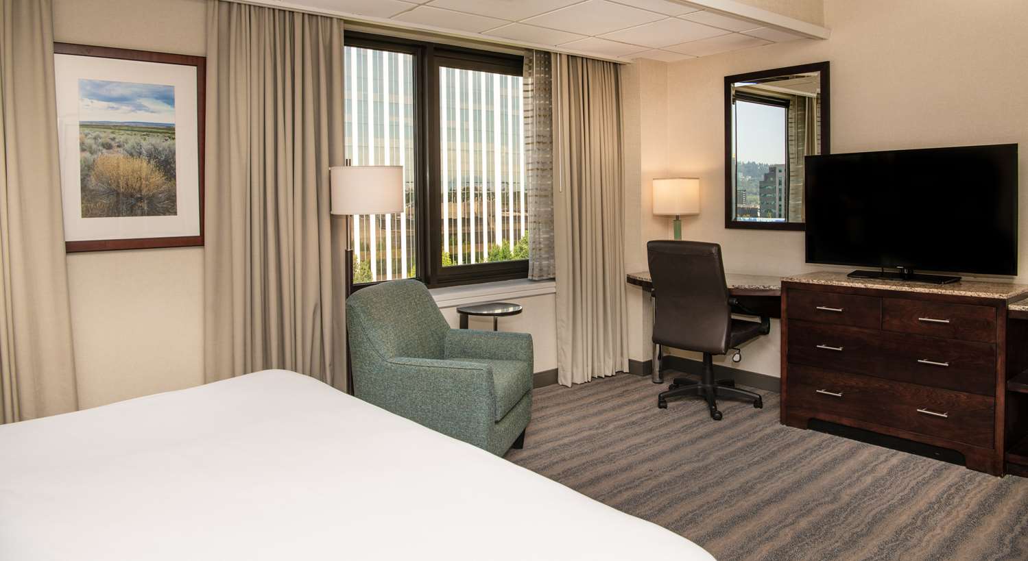 غرفة بسرير كينج بحوض استحمام لذوي الإعاقة، Doubletree By Hilton Hotel Portland 2/2