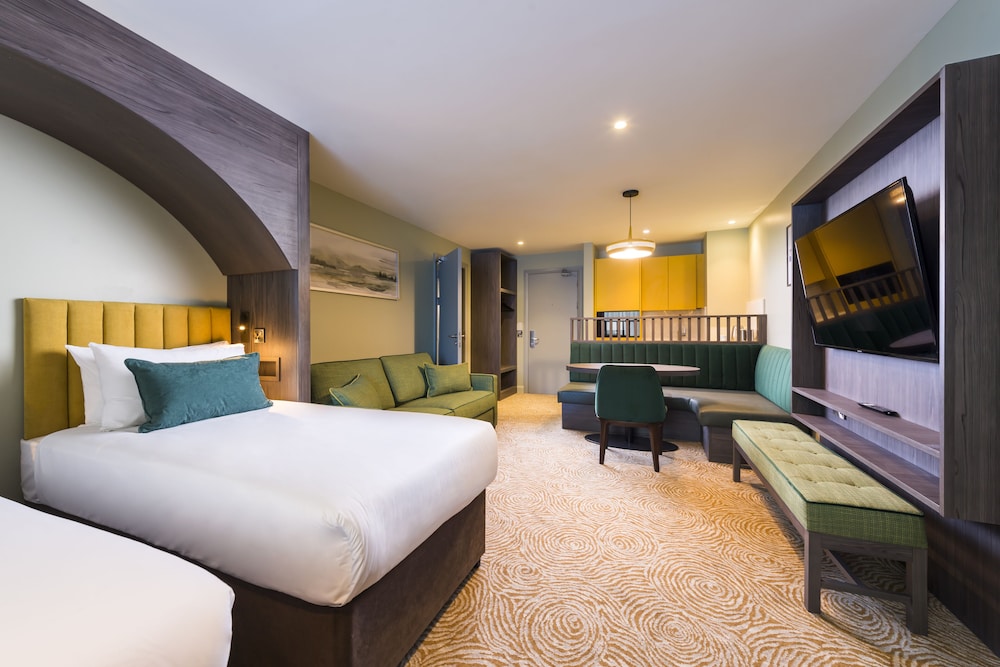 1 BEDROOM, FAMILY SUITE