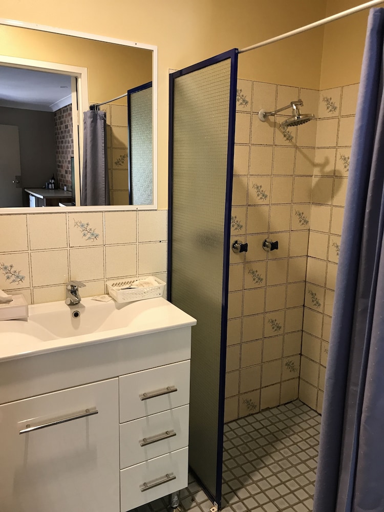 Sunseeker Motor Inn 63/66