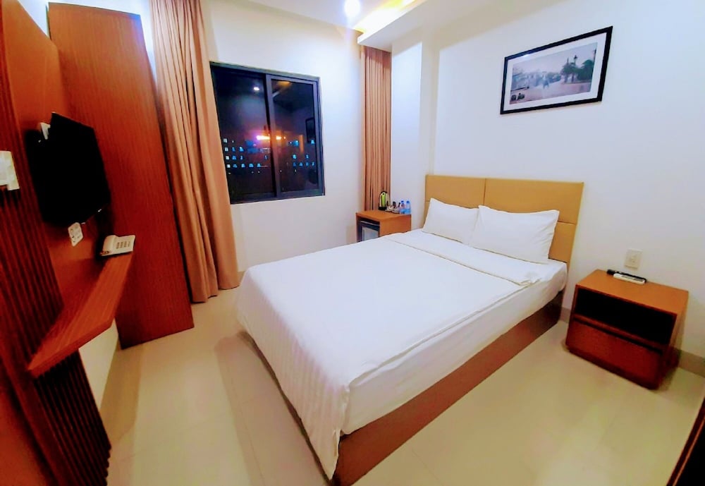 BASIC, DOUBLE OR TWIN BED, CITY VIEW
