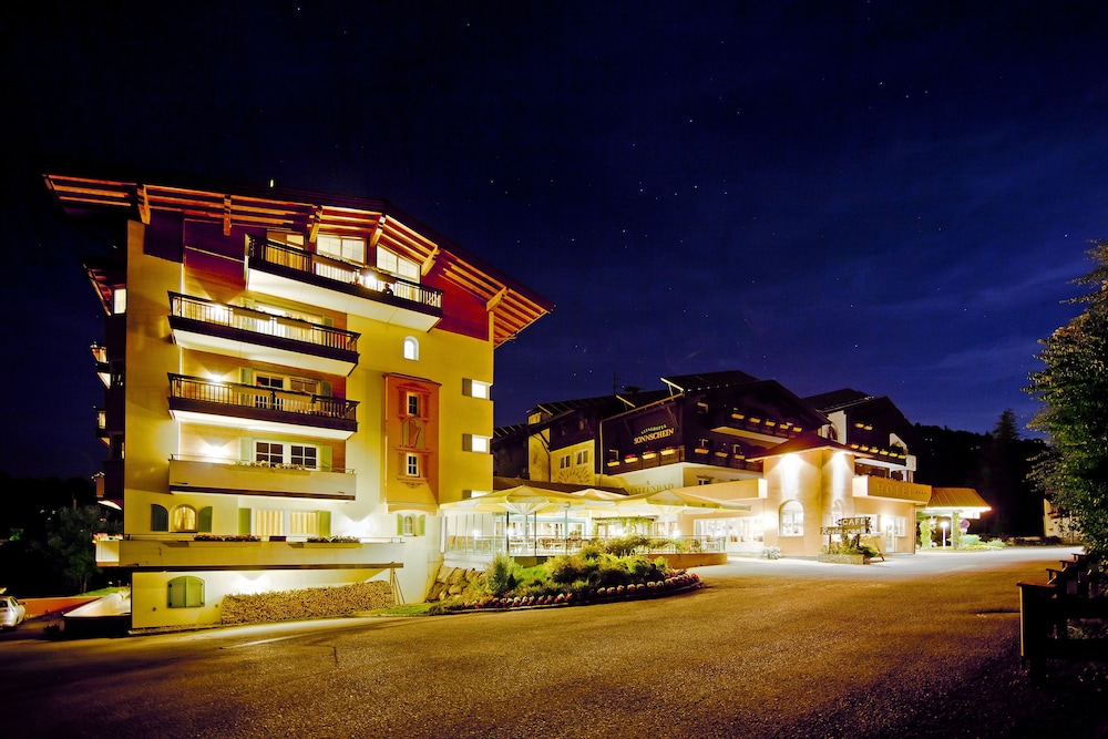 HARMONY SONNSCHEIN HOTEL 3/50