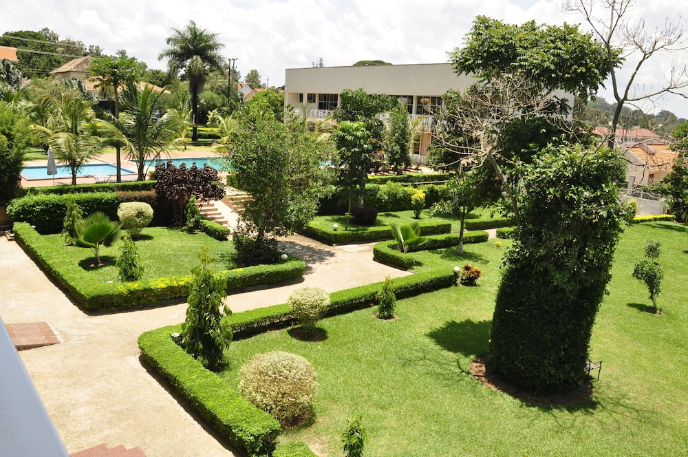 HOTEL BROVARD MASAKA 18/21