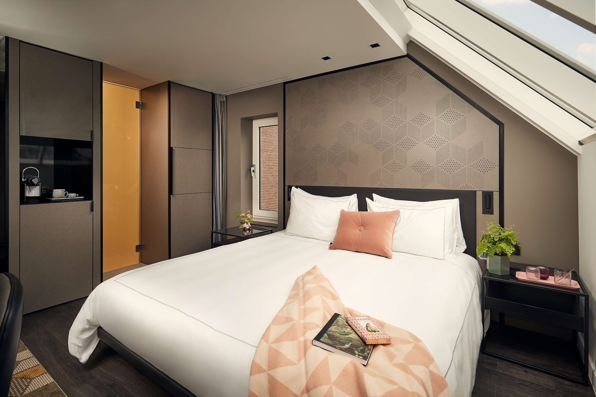 STUDIO, KING BED