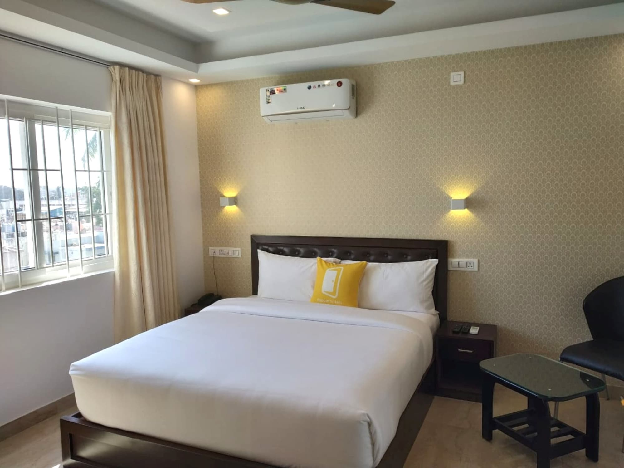 DELUXE, KING BED
