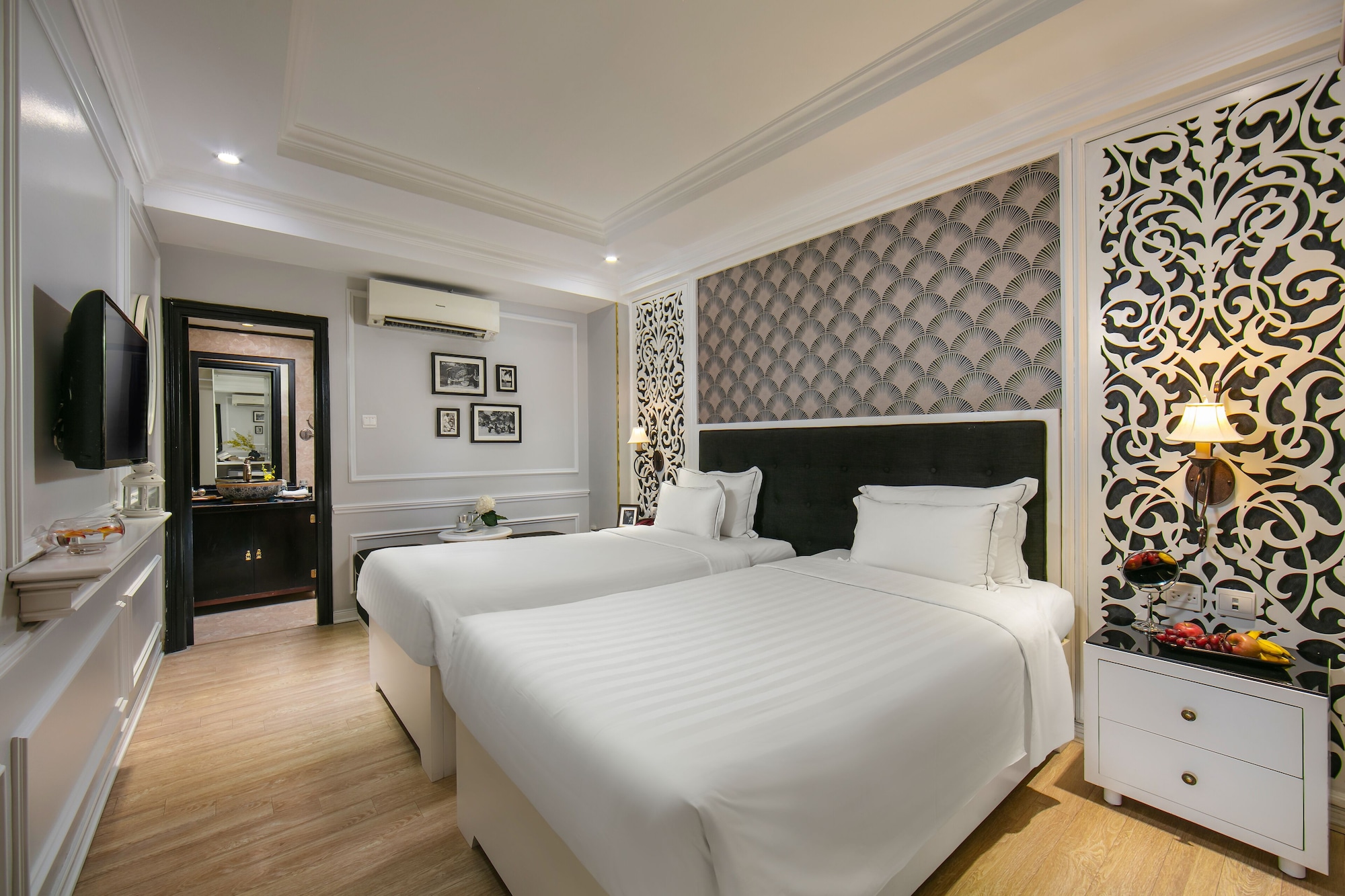 DELUXE, TWIN BEDS