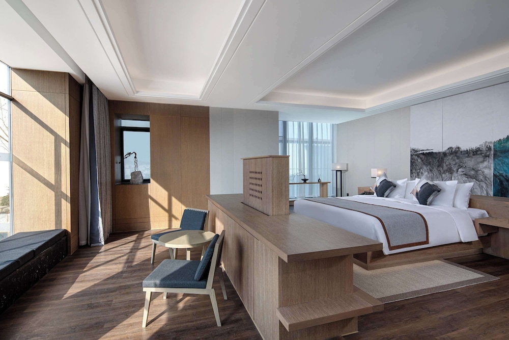 Superior, Suite, King Bed, Mountain and River View
