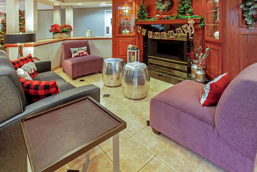 La Quinta Inn Suites By Wyndham Milwaukee Delafield 32/50