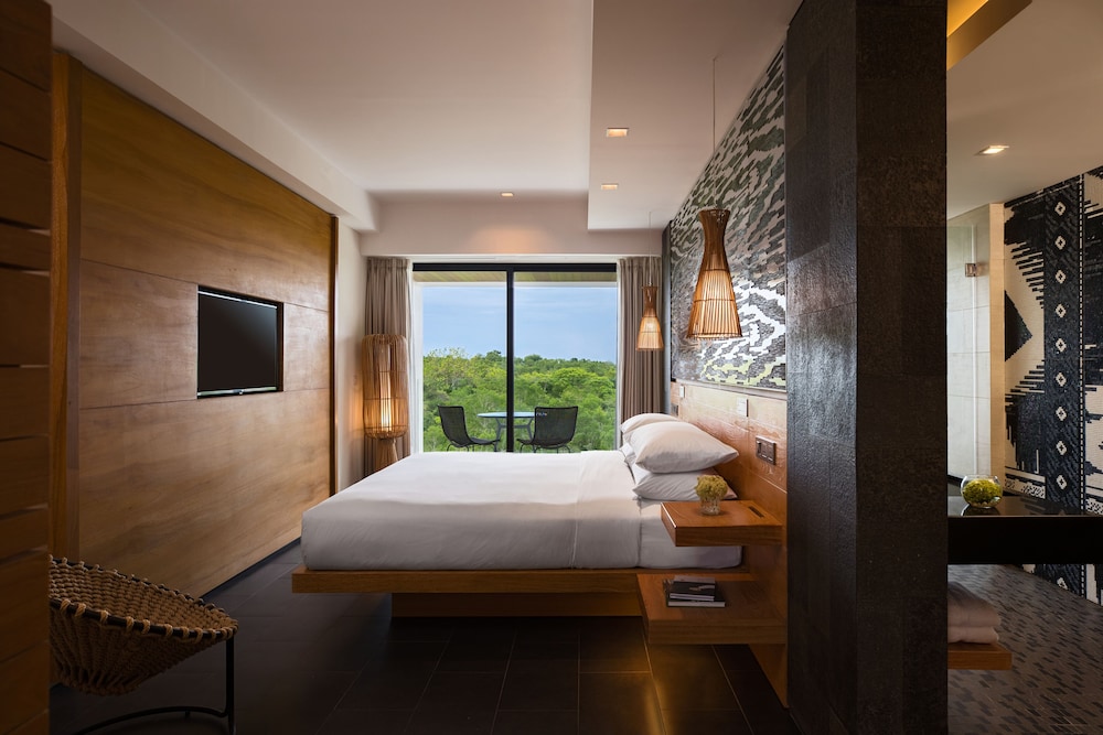 Room, King Bed, Garden View, Balcony