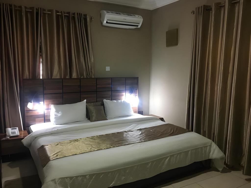 Momak 5 Hotel And Suites 6/18