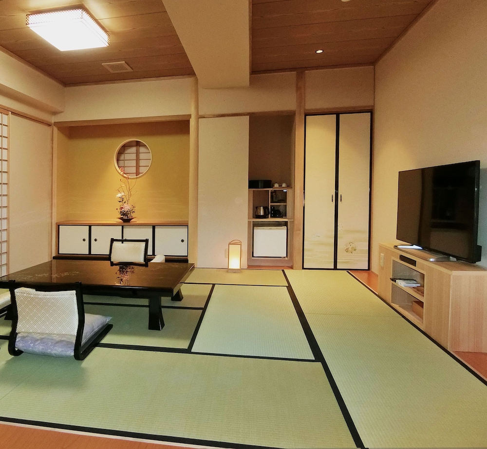 Ryokan Kanade 12/63
