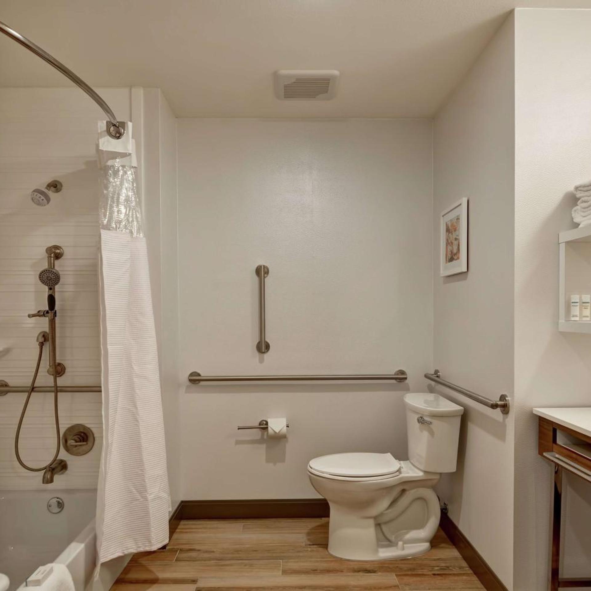 STUDIO, SUITE, KING BED