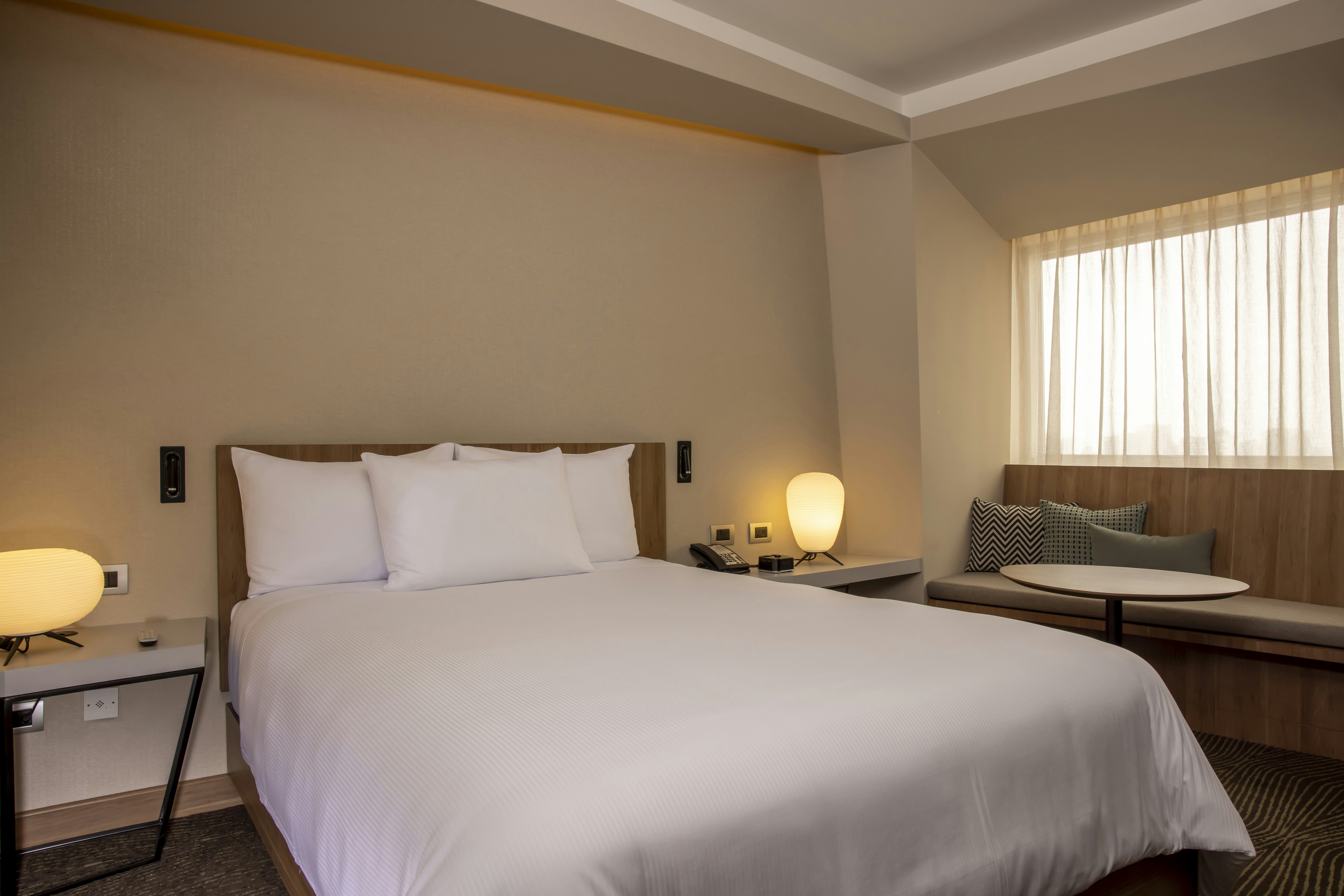 ROOM, QUEEN BED, PANORAMIC CITY VIEW