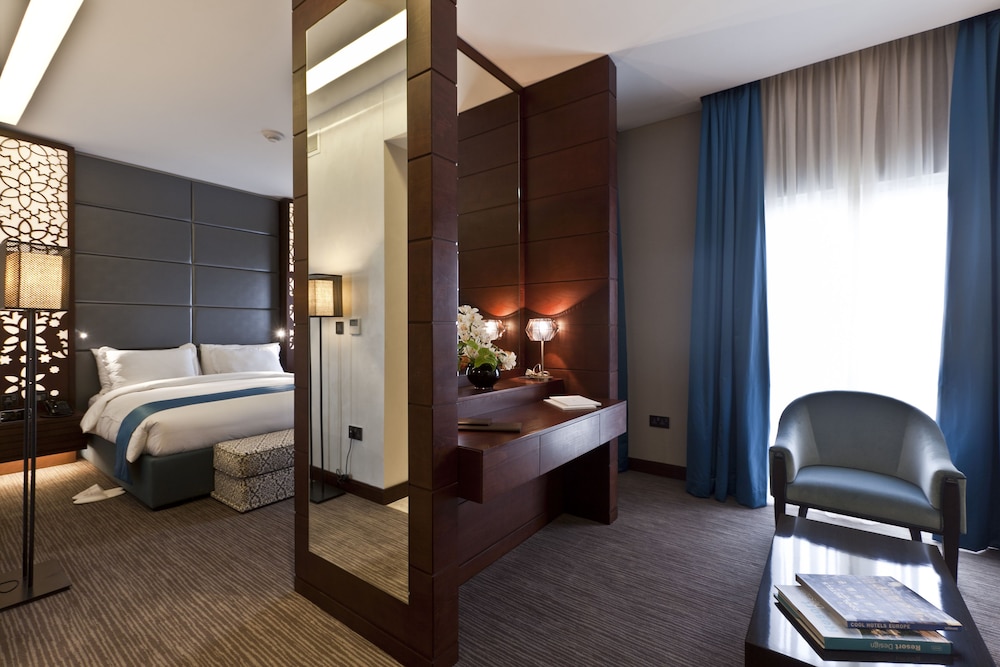 EXECUTIVE, SUITE