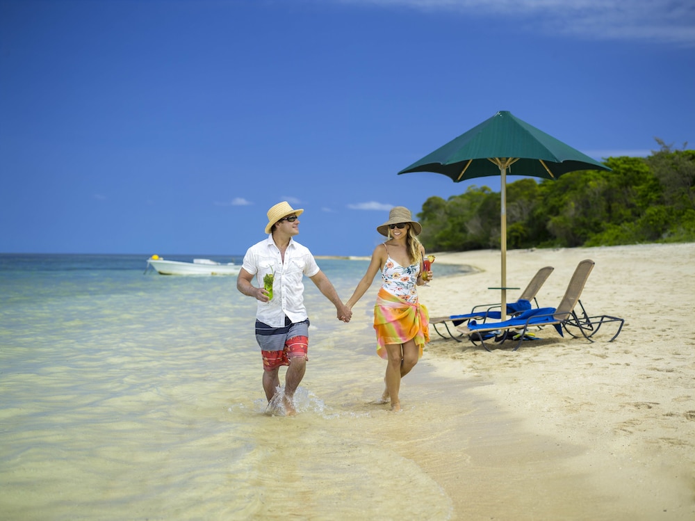 GREEN ISLAND RESORT 22/28