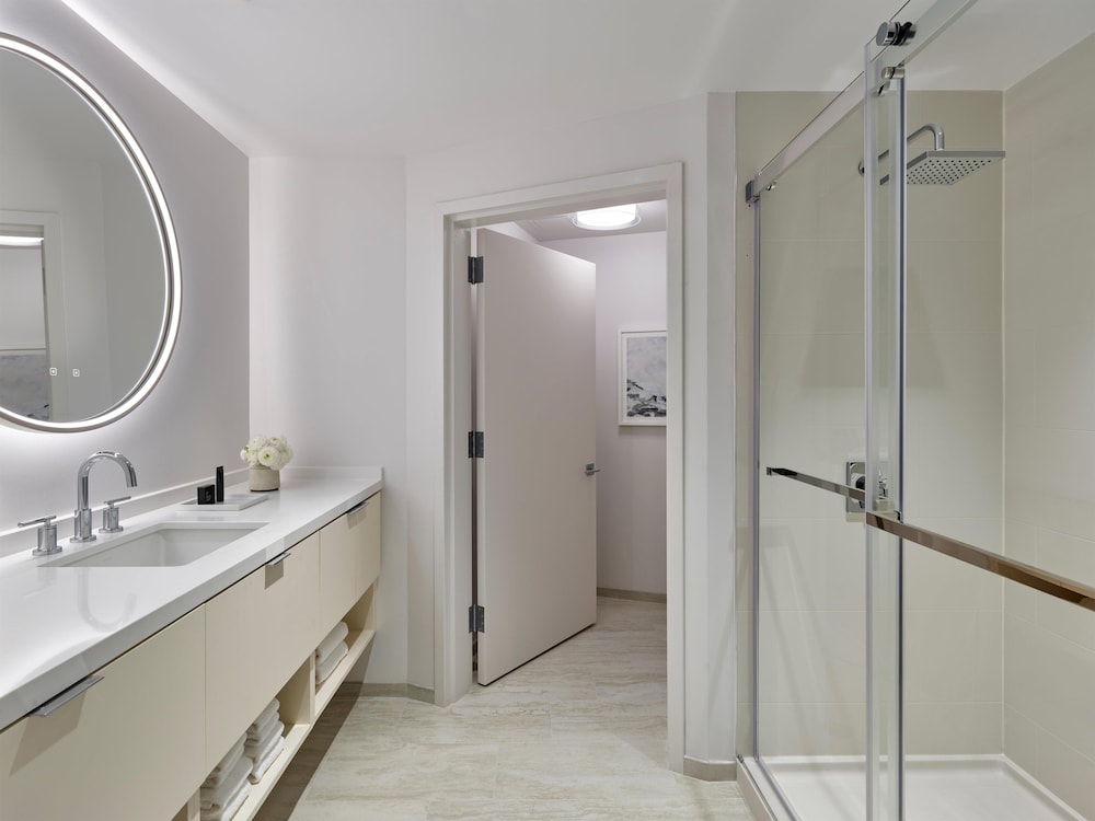 Junior Suite, King Bed, Balcony, One Washington Circle DC, Tapestry Collection by Hilton 8/8