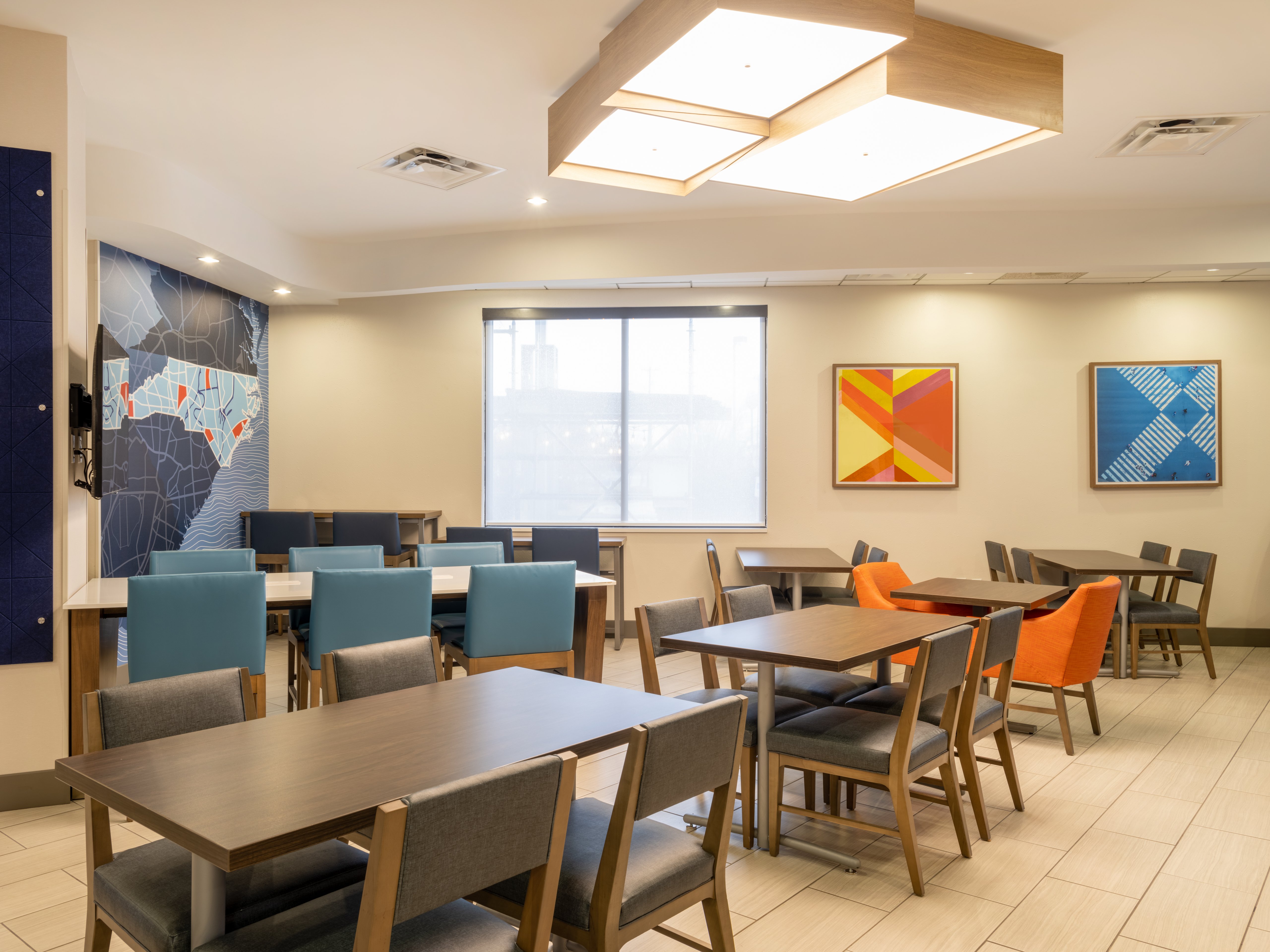 Holiday Inn Express & Suites Greensboro - (I-40 @ Wendover) 38/48