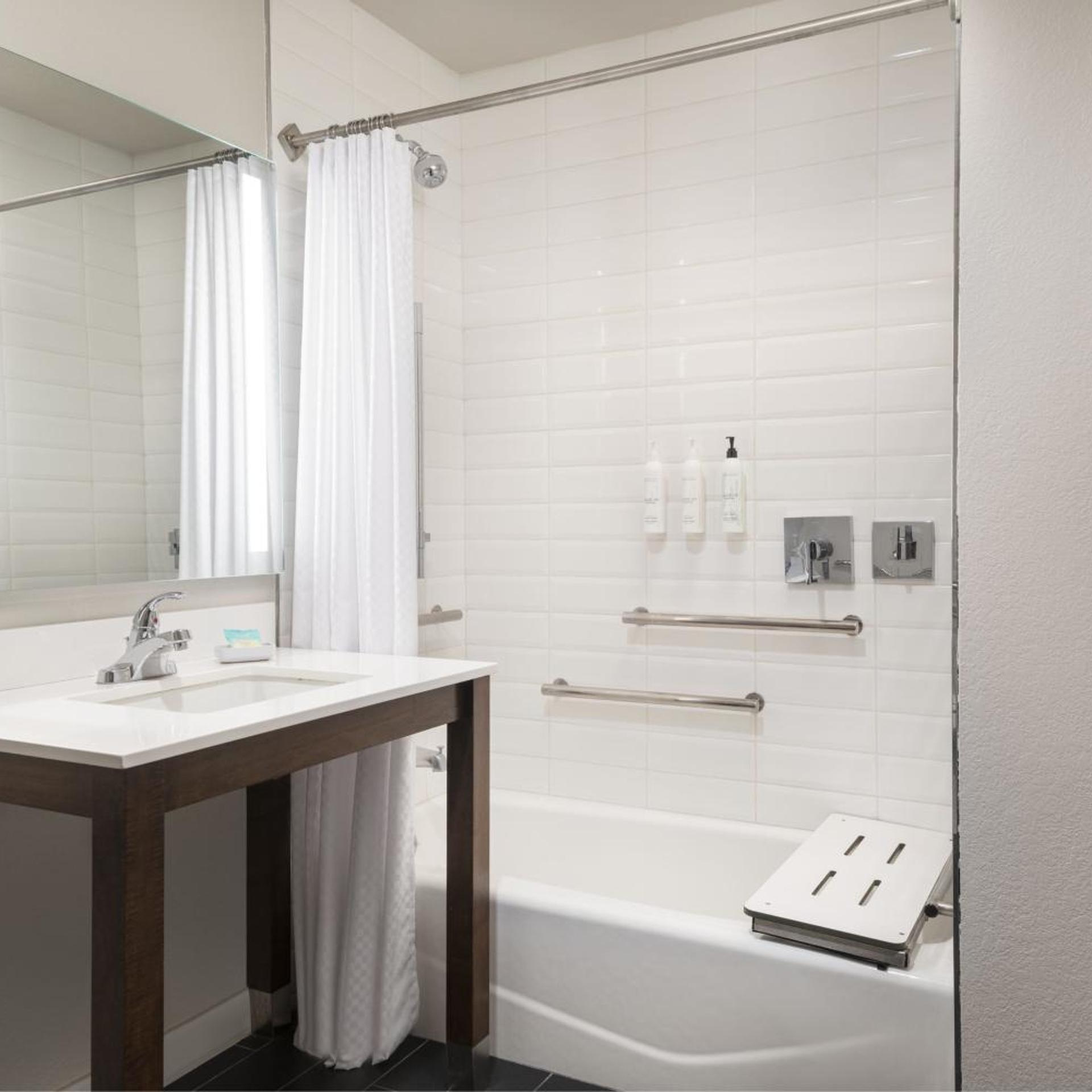 Guest Room, King Bed, Four Points by Sheraton Tucson Airport 6/9