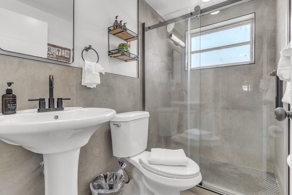 Bayview Regency Apartments By Lowkl 50/50