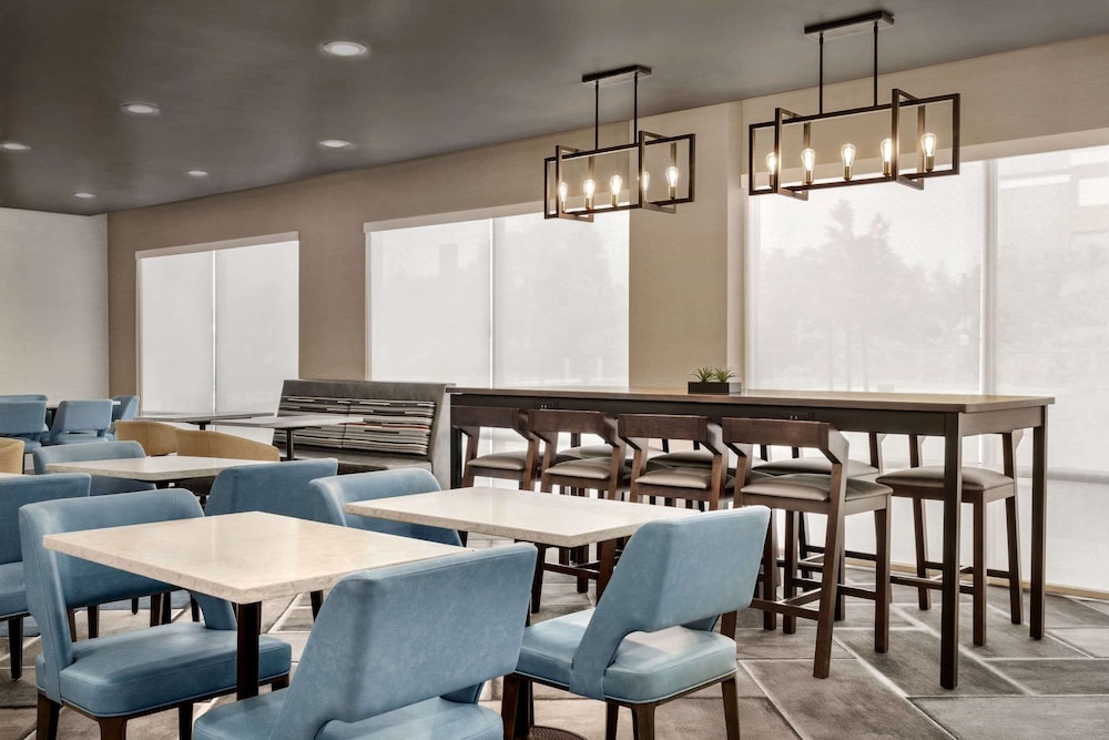 La Quinta Inn & Suites by Wyndham San Bernardino 38/45