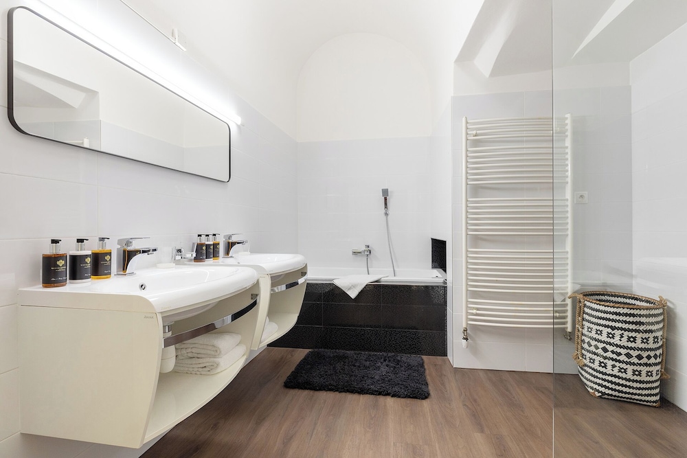 استوديو ديلوكس بسرير كوين