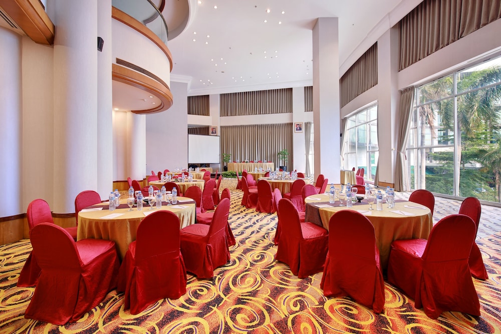 Lumire Hotel And Convention Centre 42/50