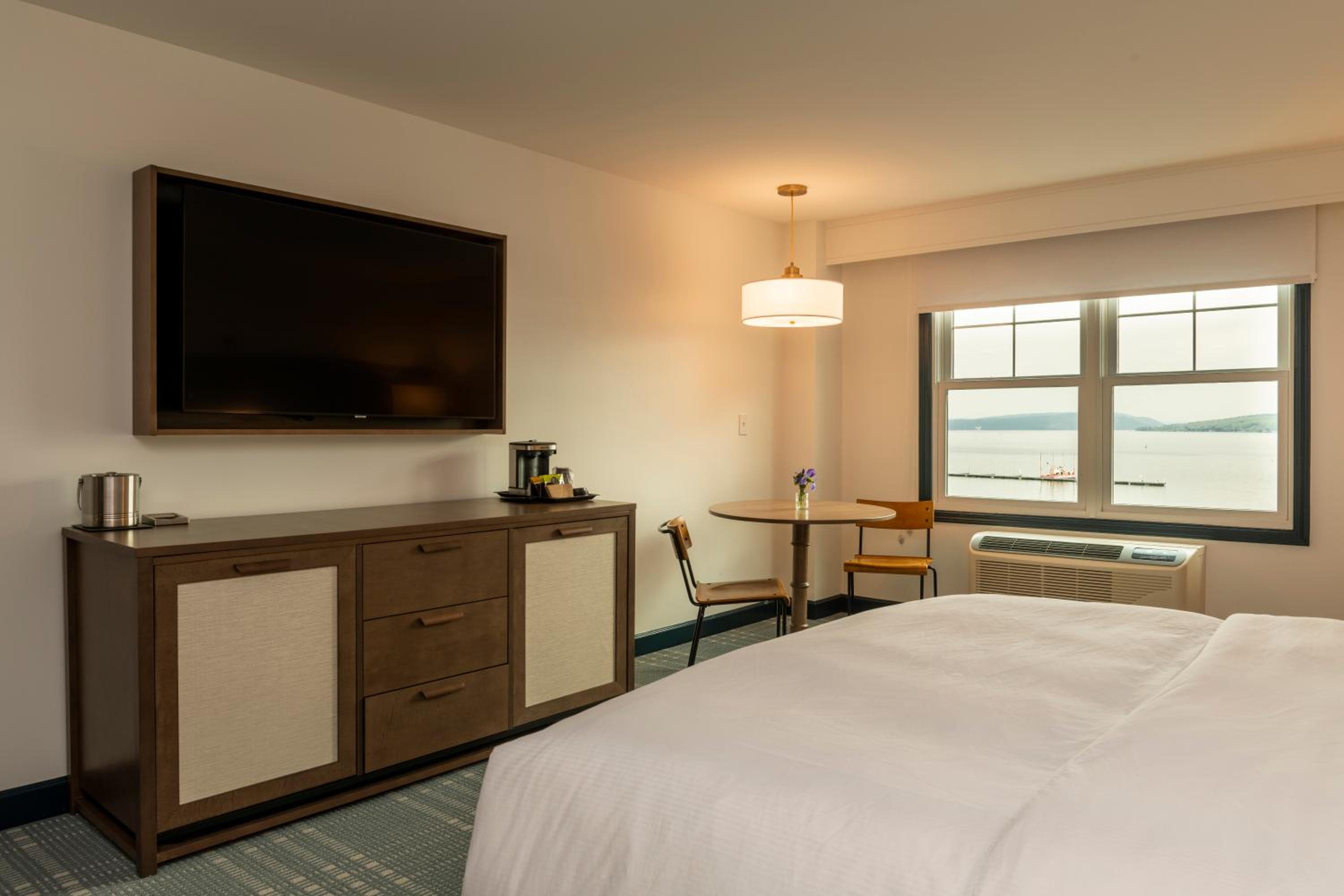 2 Rooms, Suite, King Bed, Lake Side, Accessible