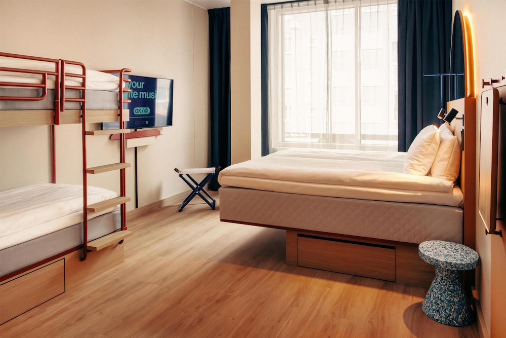 غرفة بسرير كوين وأسرّة بطابقين وسرير كوين، Scandic Atrium 3/9