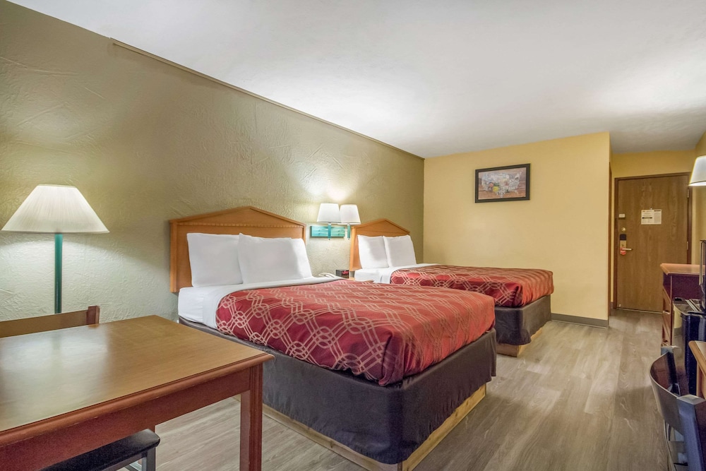 Econo Lodge Lansing Leavenworth 7/26
