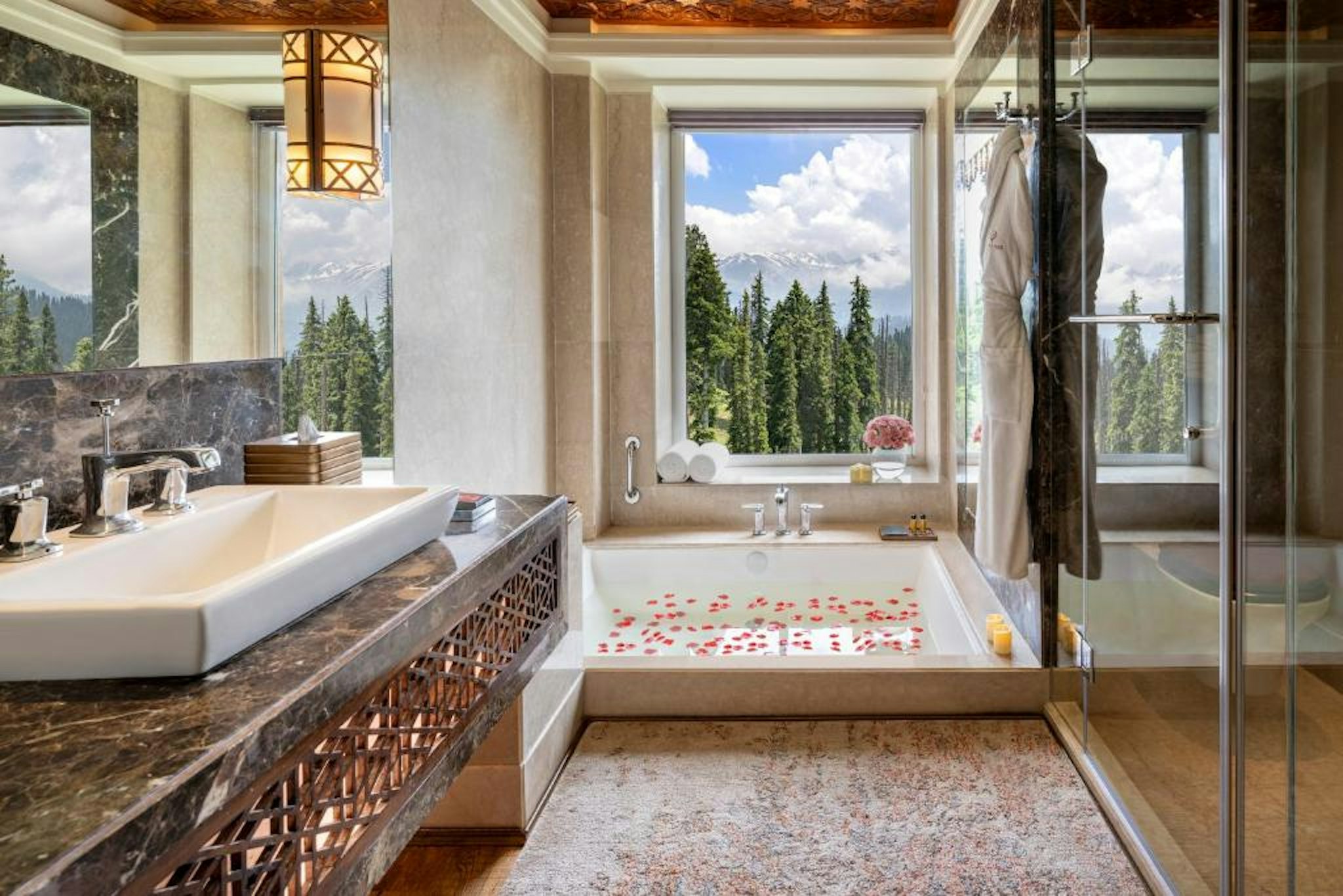 غرفة فاخرة بشرفة، The Khyber Himalayan Resort & Spa 4/4