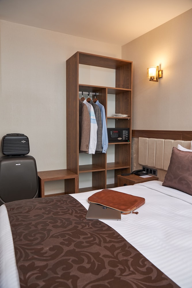 Operla Airport Hotels, Trademark Collection by Wyndham 35/62