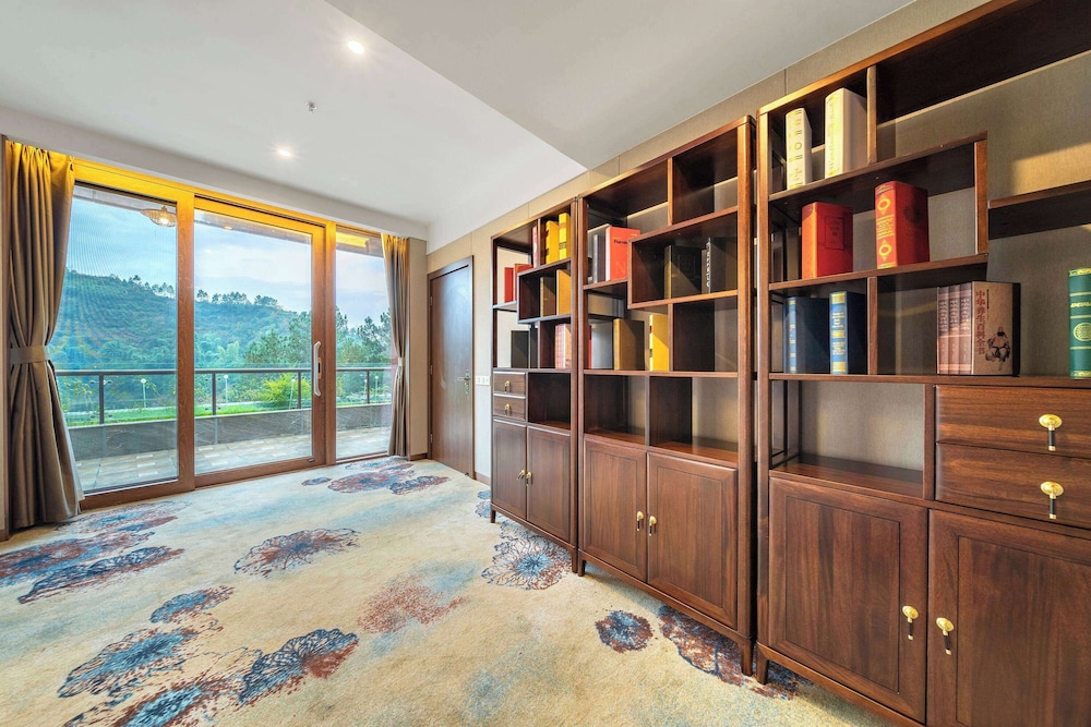 Howard Johnson Lake Serenity Hotel Neijiang 4/46