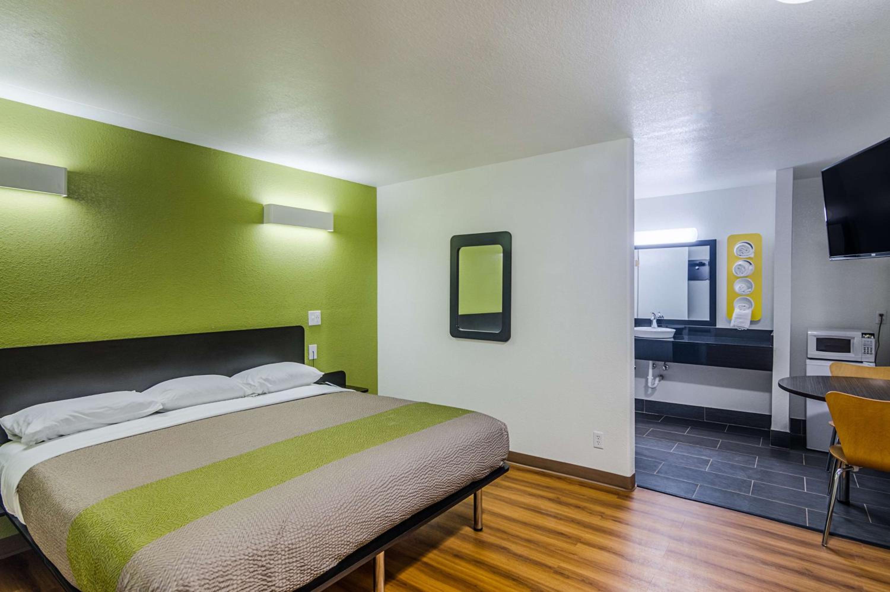 DELUXE, KING BED, SMOKING