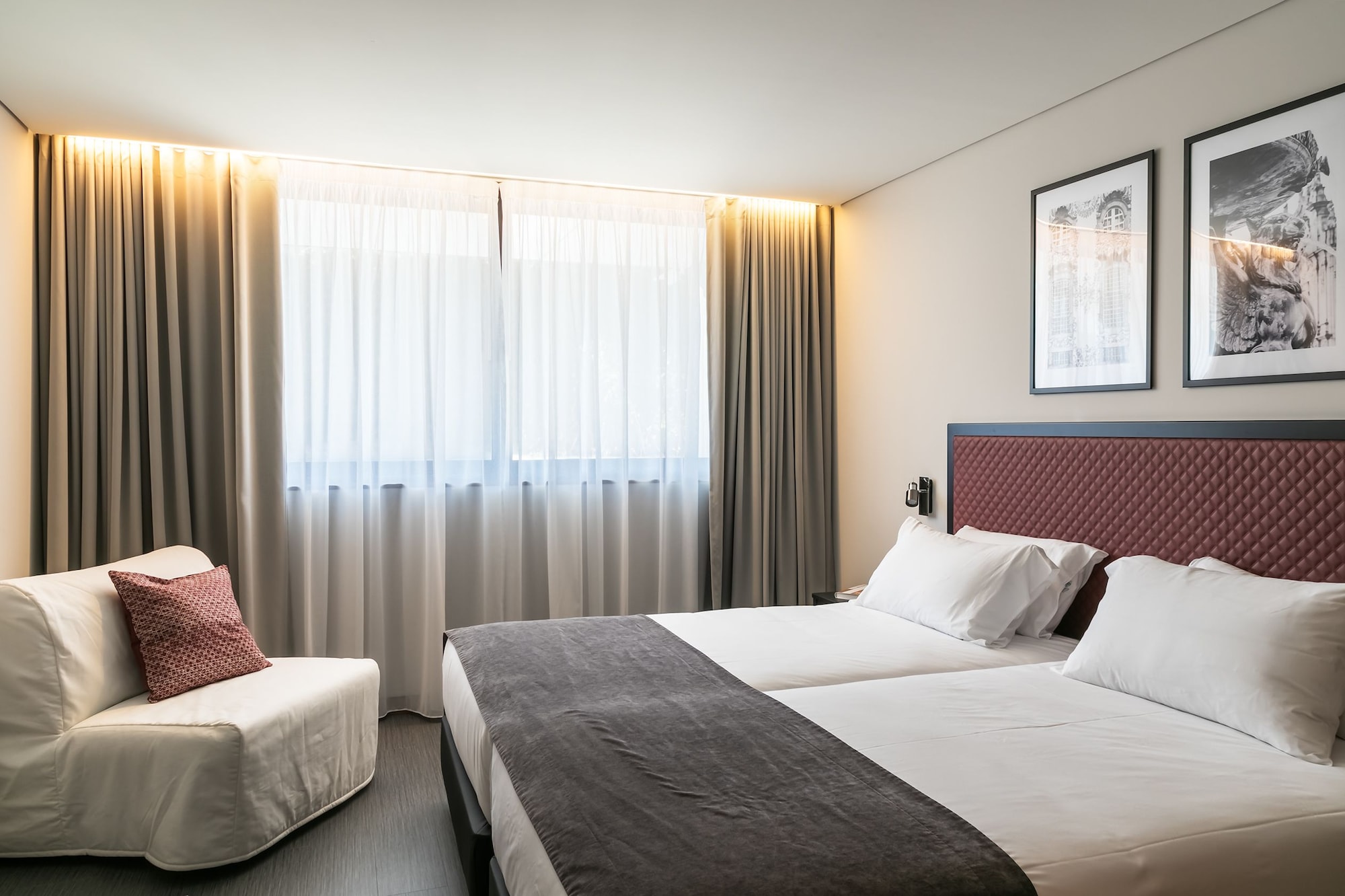 STUDIO, DOUBLE OR TWIN BED