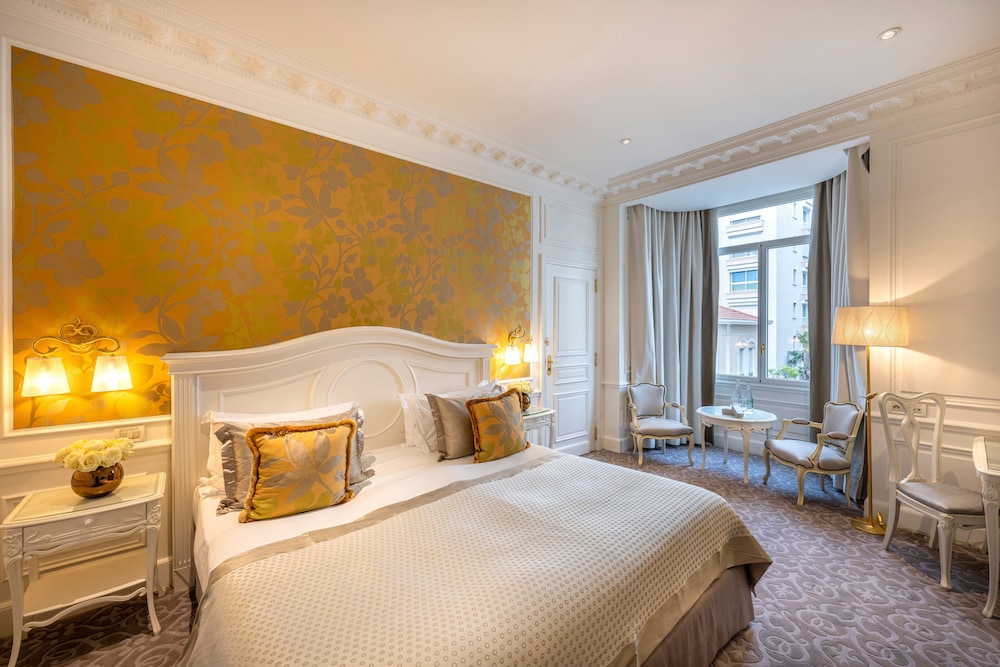 Superior, King Bed, City or Courtyard View