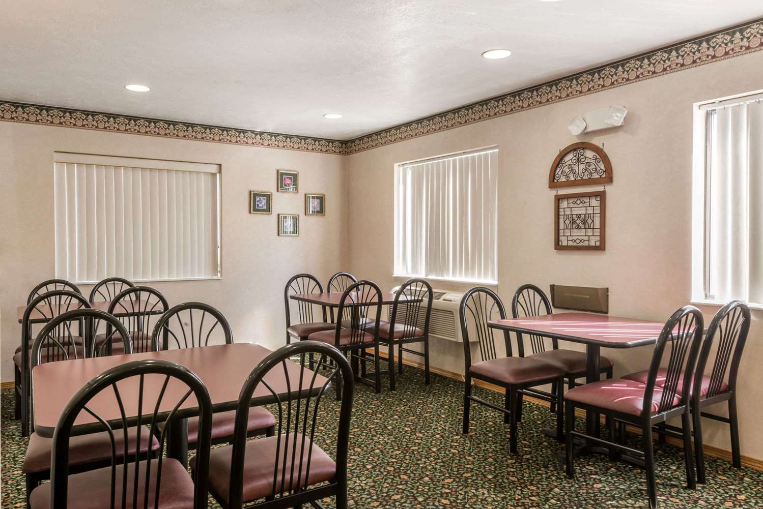 Super 8 By Wyndham New Stanton 12/16