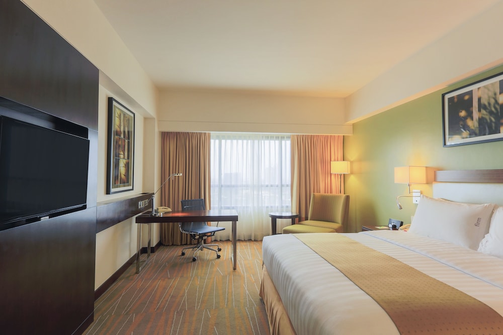 Holiday Inn & Suites Makati 15/75