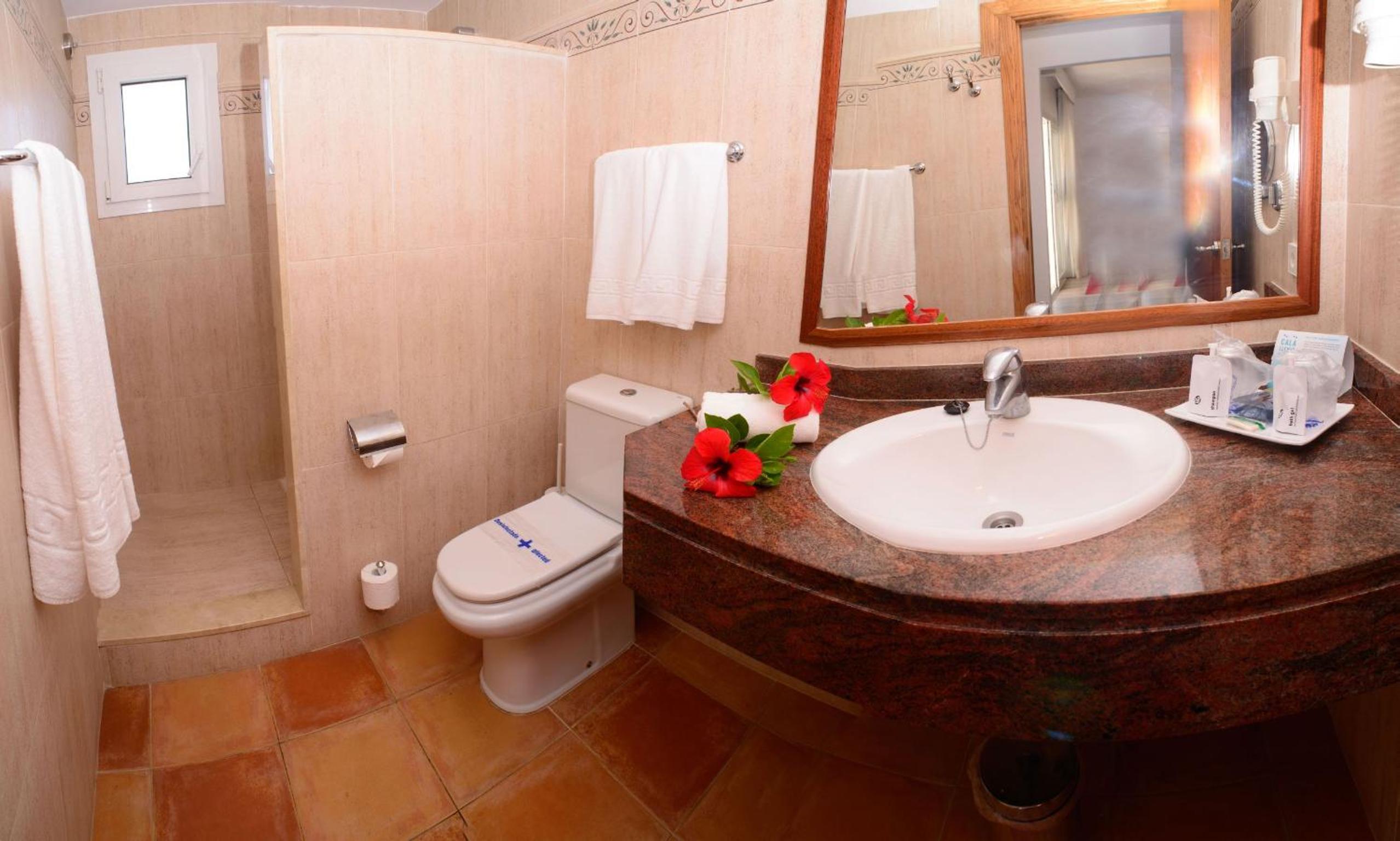 جناح جونيور، Cala Llenya Resort Ibiza Formerly Ola Club Cala Llenya 7/10