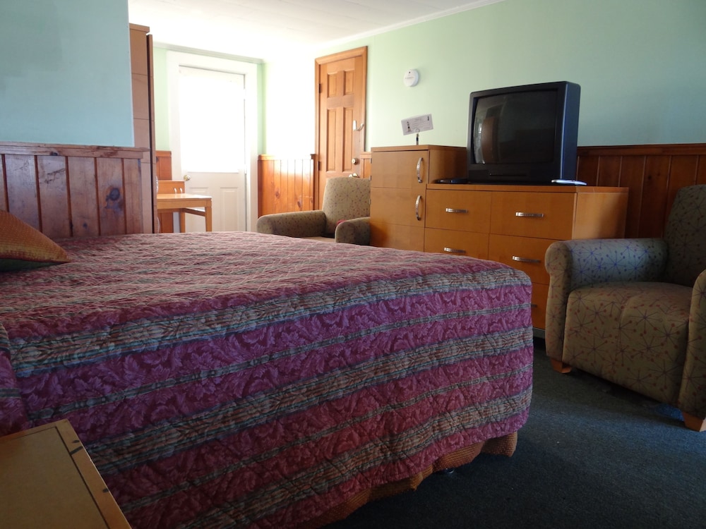 Jonathan Edwards Motel 33/65