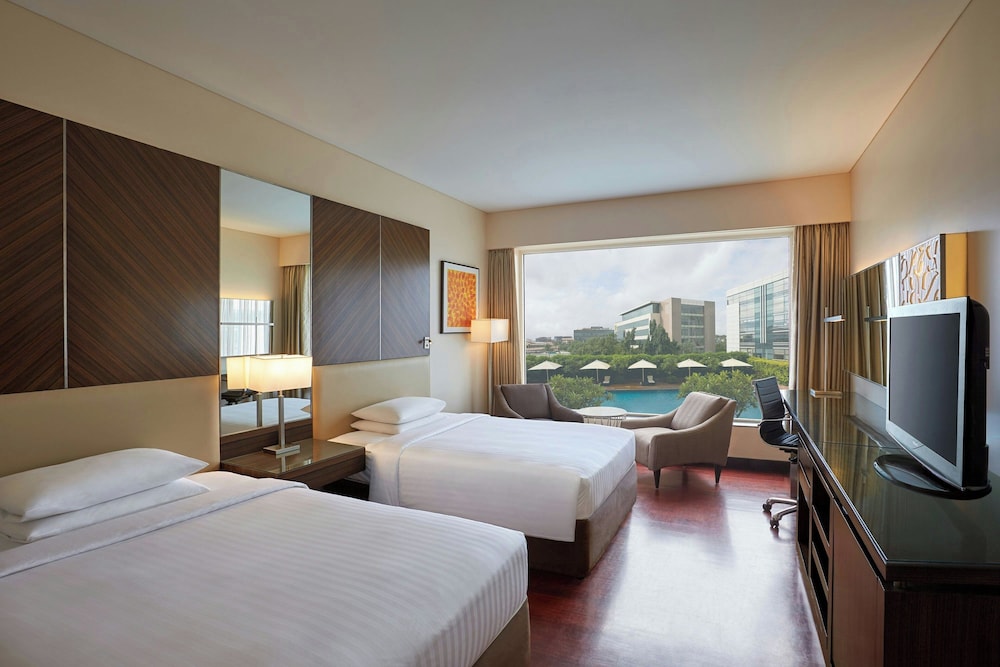 DELUXE, TWIN BEDS, POOL VIEW