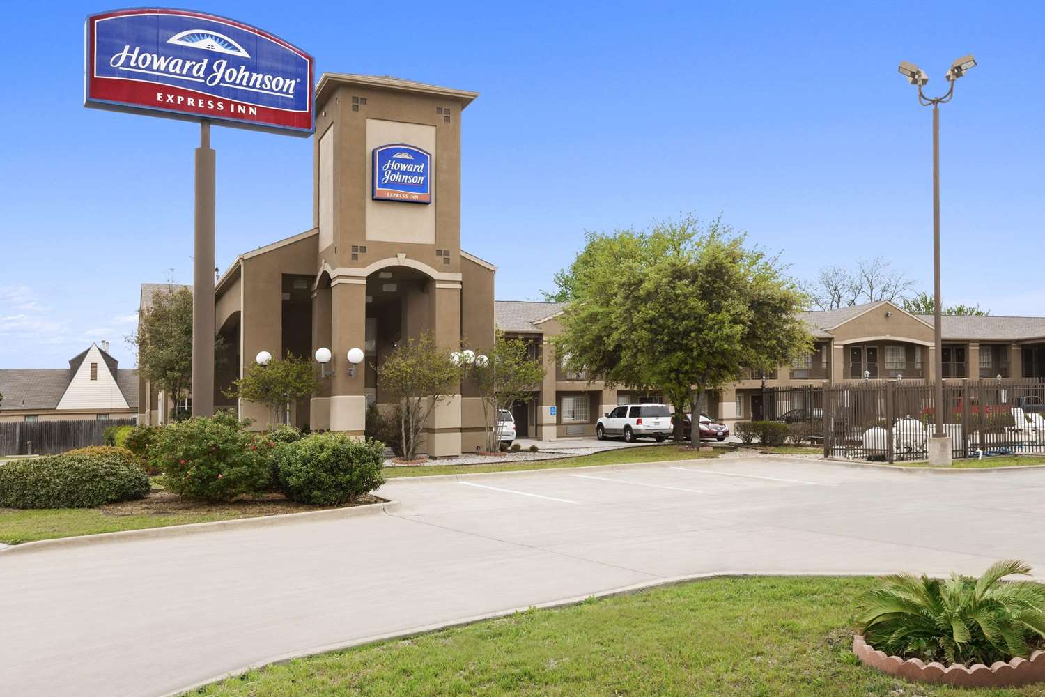 Howard Johnson by Wyndham Grand Prairie Near Lone Star Park 6/20