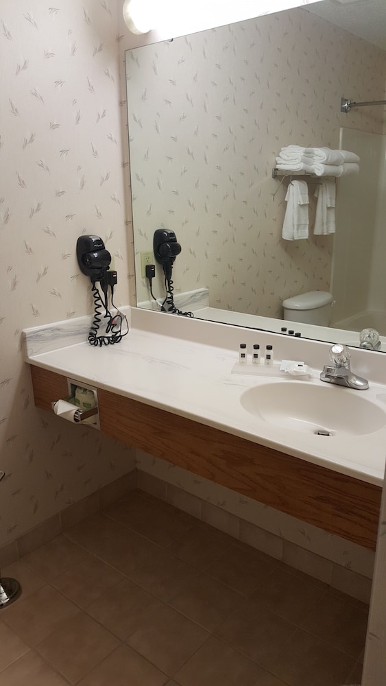 Country Inn & Suites by Radisson, Cedar Falls near University 36/39