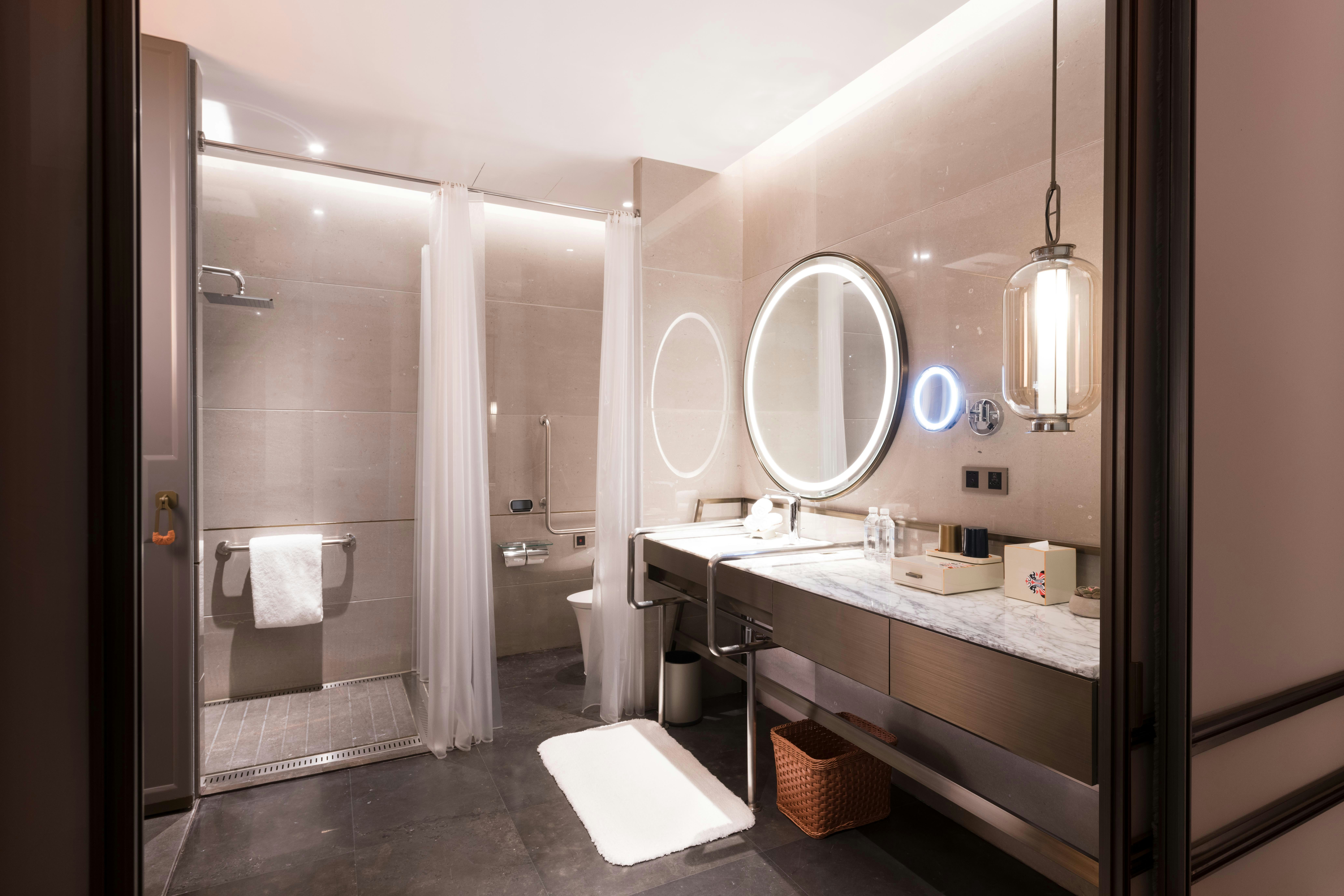 ROOM, KING BED, ACCESSIBLE
