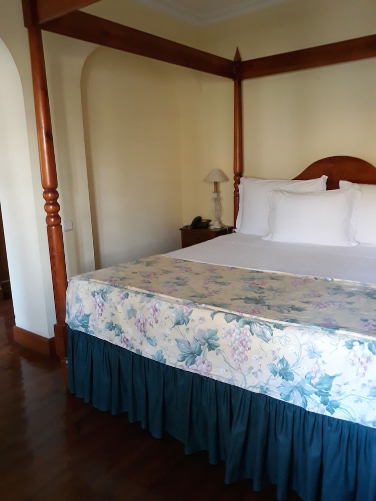 Lawrences Hotel 18/66