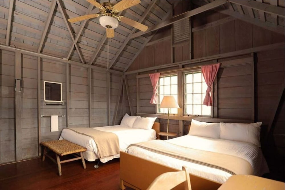 Woodland, Cottage, 8 Queen Beds