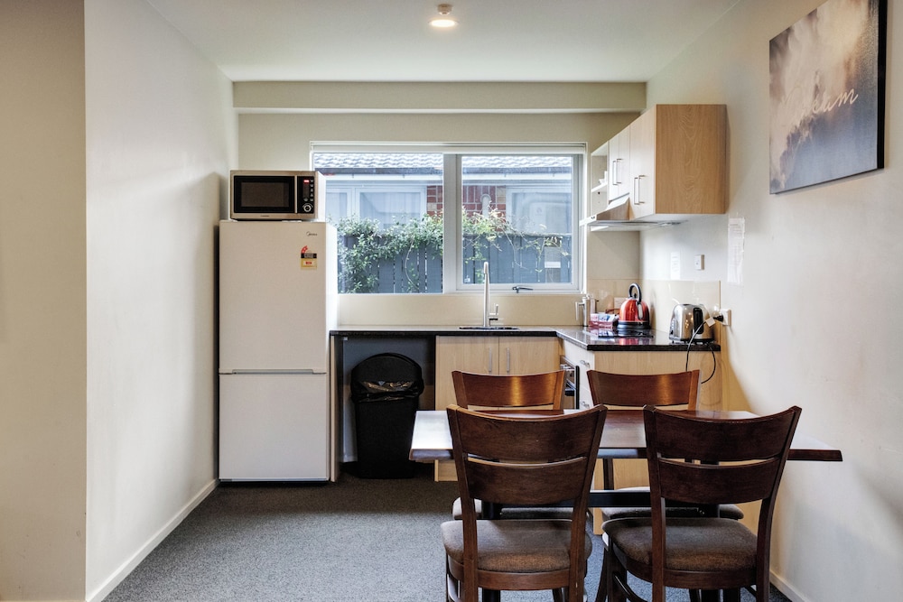 Ellerslie Palms Motel 52/68