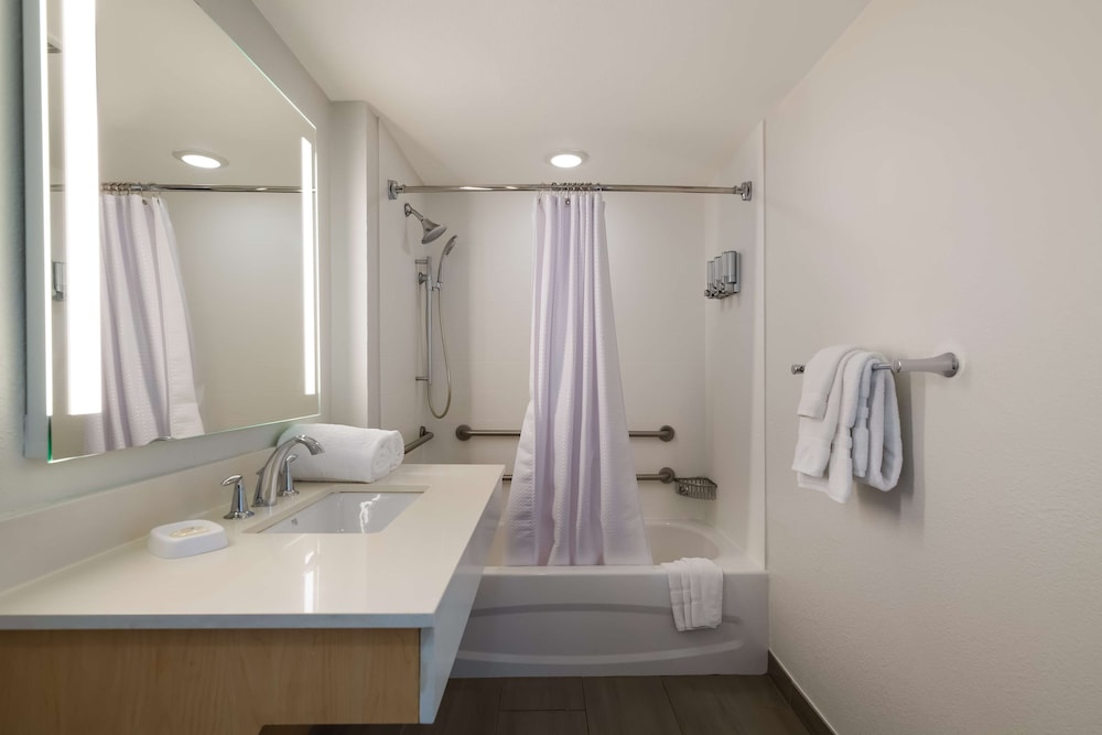 2 Bedrooms, Icon, Suite, King and Queen Bed, Park View، Sonesta ES Suites Orlando International Drive 7/7
