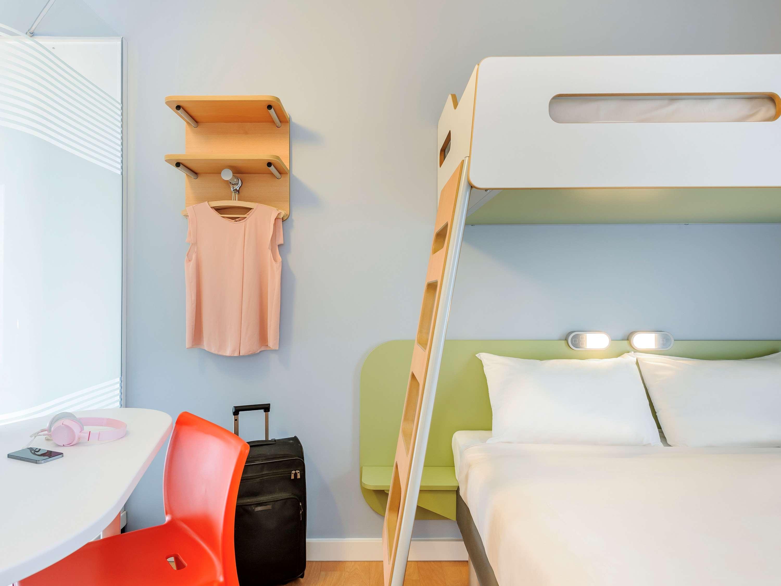 غرفة قياسية بسرير مزدوج وسرير بطابقين، Hotel Ibis Budget Bamberg 2/3