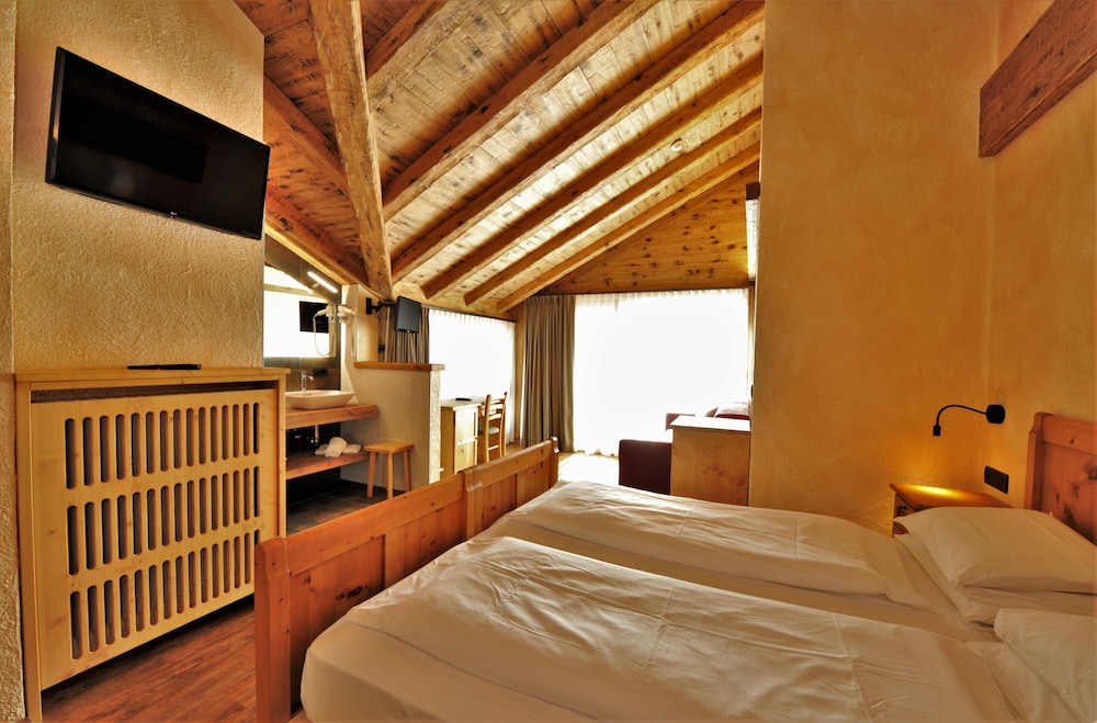 DELUXE, DOUBLE OR TWIN BED